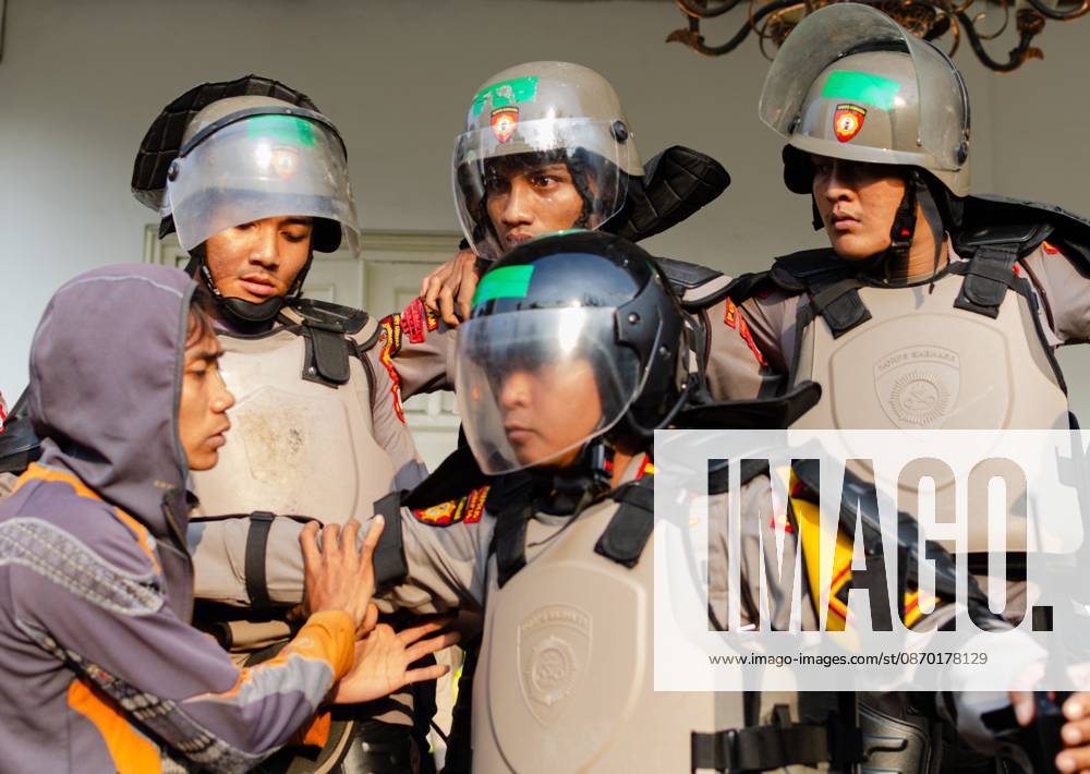 YOGYAKARTA, INDONESIA, OCTOBER 20, 2026: University students and activists hold banners and flags during a demonstration outside the Regional People s Representative Council (DPRD) building in Yogyakarta. The rally marks two years of President Prabowo Subianto and Vice President Gibran Rakabuming Rakas administration, with protesters calling for policy reforms and greater government accountability. Yogyakarta Indonesia - ZUMAq101 20261020_zna_q101_284