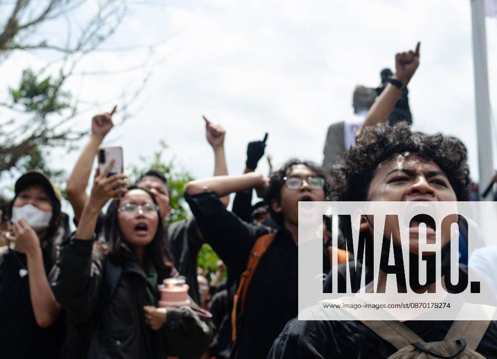 YOGYAKARTA, INDONESIA, OCTOBER 20, 2026: University students and activists hold banners and flags during a demonstration outside the Regional People s Representative Council (DPRD) building in Yogyakarta. The rally marks two years of President Prabowo Subianto and Vice President Gibran Rakabuming Rakaâ€⠢s administration, with protesters calling for policy reforms and greater government accountability. Yogyakarta Indonesia - ZUMAq101 20261020_zna_q101_286