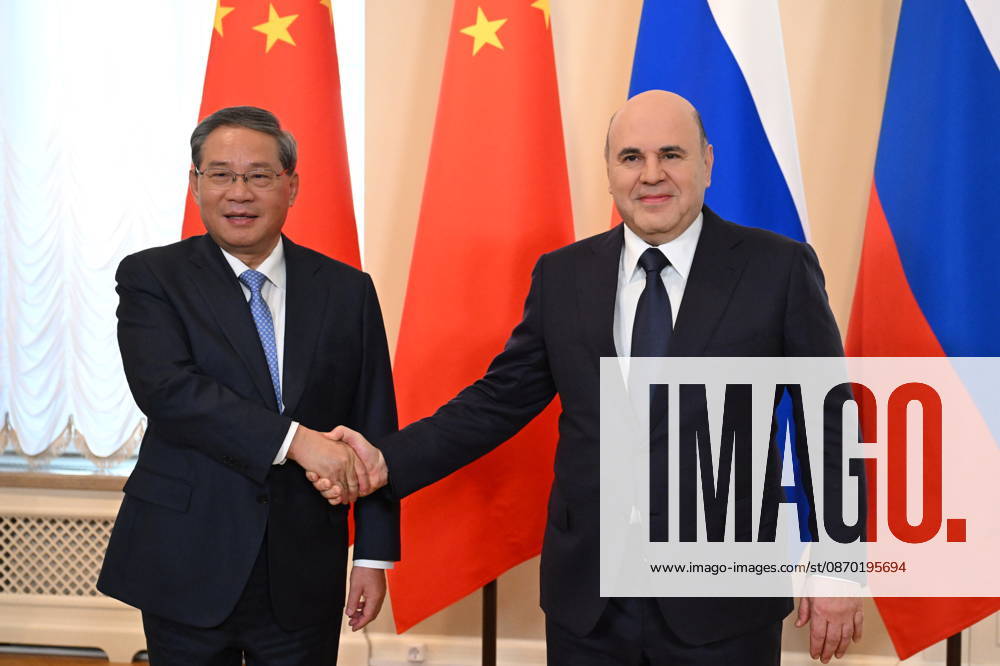 RUSSIA, ST PETERSBURG - OCTOBER 21, 2026: Li Qiang (L), Premier of China, and Mikhail Mishustin, Russia s Prime Minister, shake hands during a meeting at the Boris Yeltsin Presidential Library. Alexander Miridonov POOL TASS 99699829