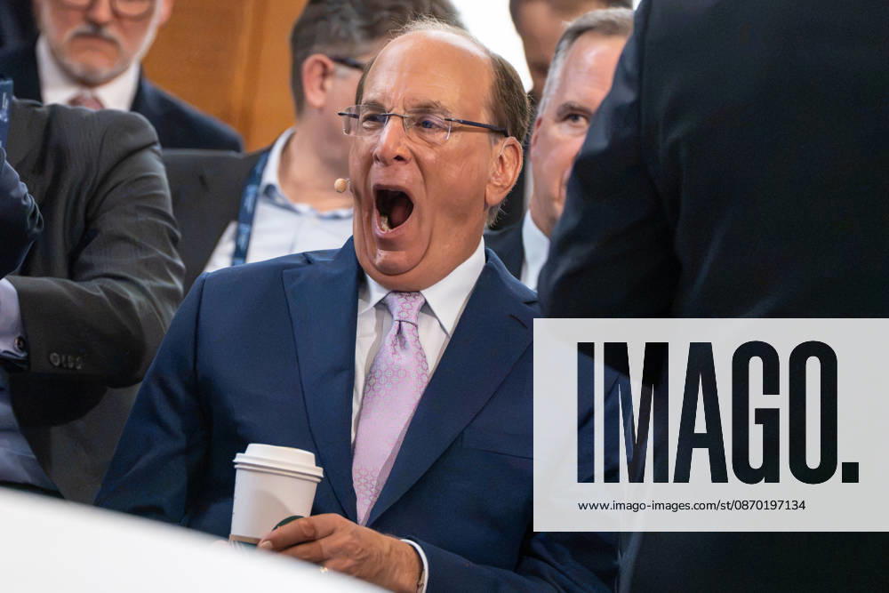 Larry Fink (Laurence Douglas Fink) with Starbucks Coffee s Pappbecker in the front row at the Berlin Global Dialogue in the former State Council building of the GDR; Berlin Global Dialogue 2026 (BGD 2026); theme: Advancing Alliances for a New Era ; Berlin, Germany; ESMT