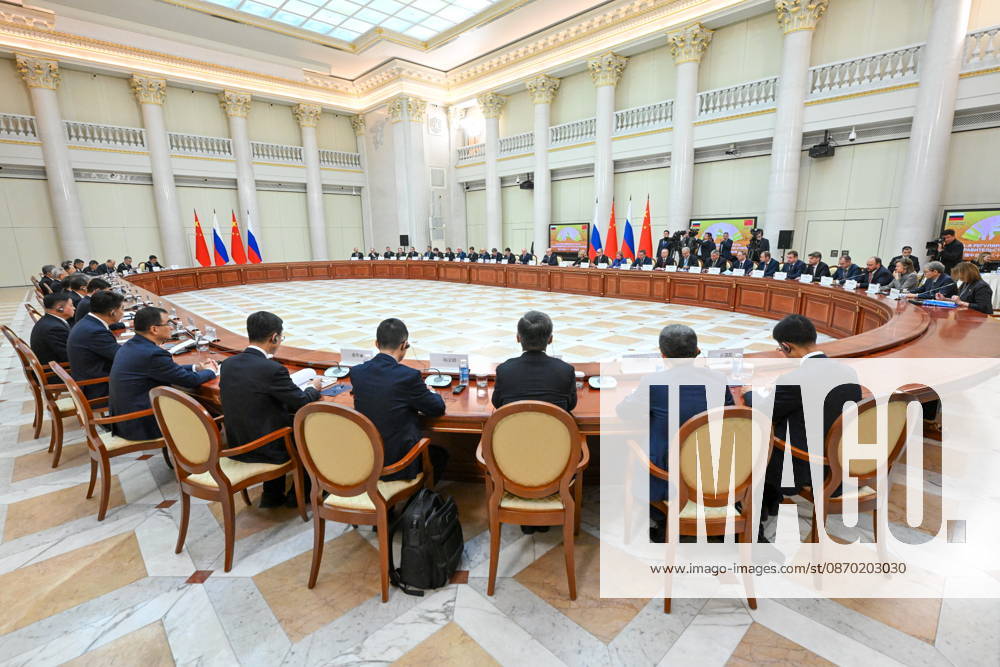 RUSSIA, ST PETERSBURG - OCTOBER 21, 2026: Expanded talks take place between Mikhail Mishustin, Russia s Prime Minister, and Li Qiang, Premier of China, at the Boris Yeltsin Presidential Library. Alexander Miridonov POOL TASS 99700871