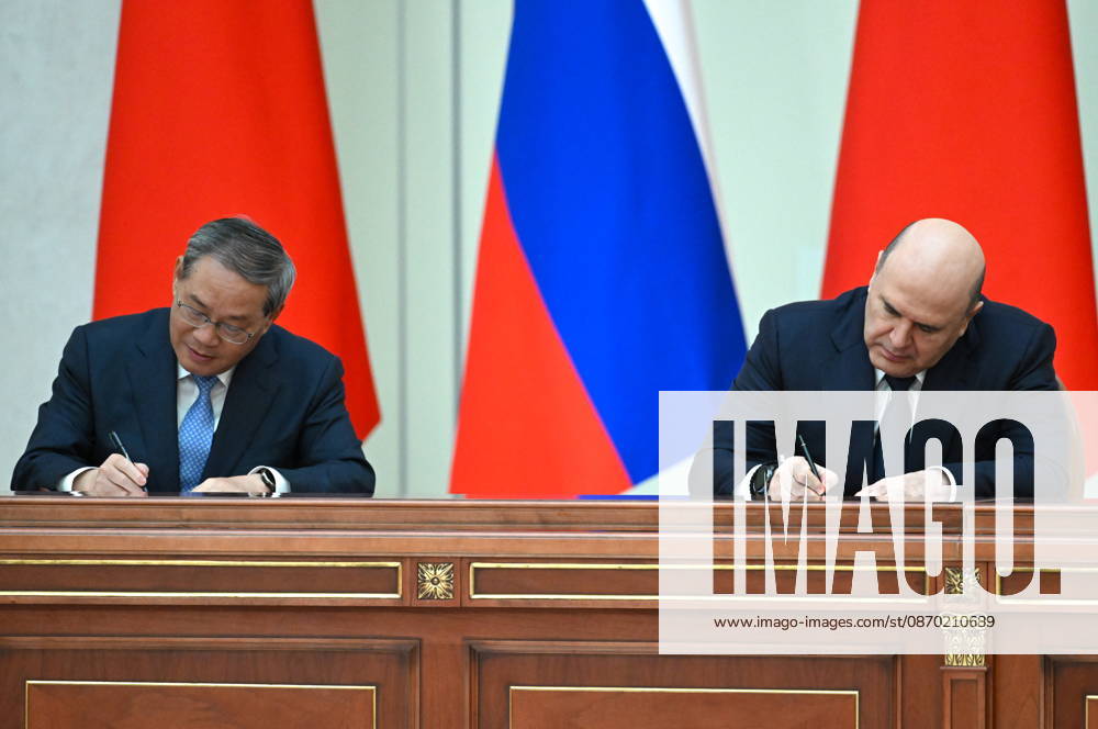 RUSSIA, ST PETERSBURG - OCTOBER 21, 2026: Li Qiang (L), Premier of China, and Mikhail Mishustin, Russia s Prime Minister, sign joint documets after talks at the Boris Yeltsin Presidential Library St Petersburg Russia - ZUMAt113 20261021_zaa_t113_149