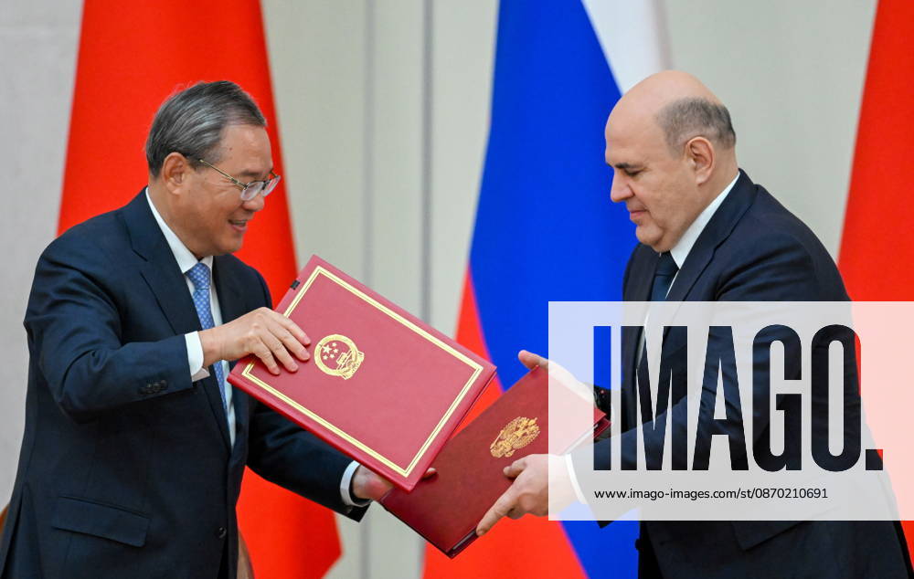 RUSSIA, ST PETERSBURG - OCTOBER 21, 2026: Li Qiang (L), Premier of China, and Mikhail Mishustin, Russia s Prime Minister, sign joint documets after talks at the Boris Yeltsin Presidential Library St Petersburg Russia - ZUMAt113 20261021_zaa_t113_150