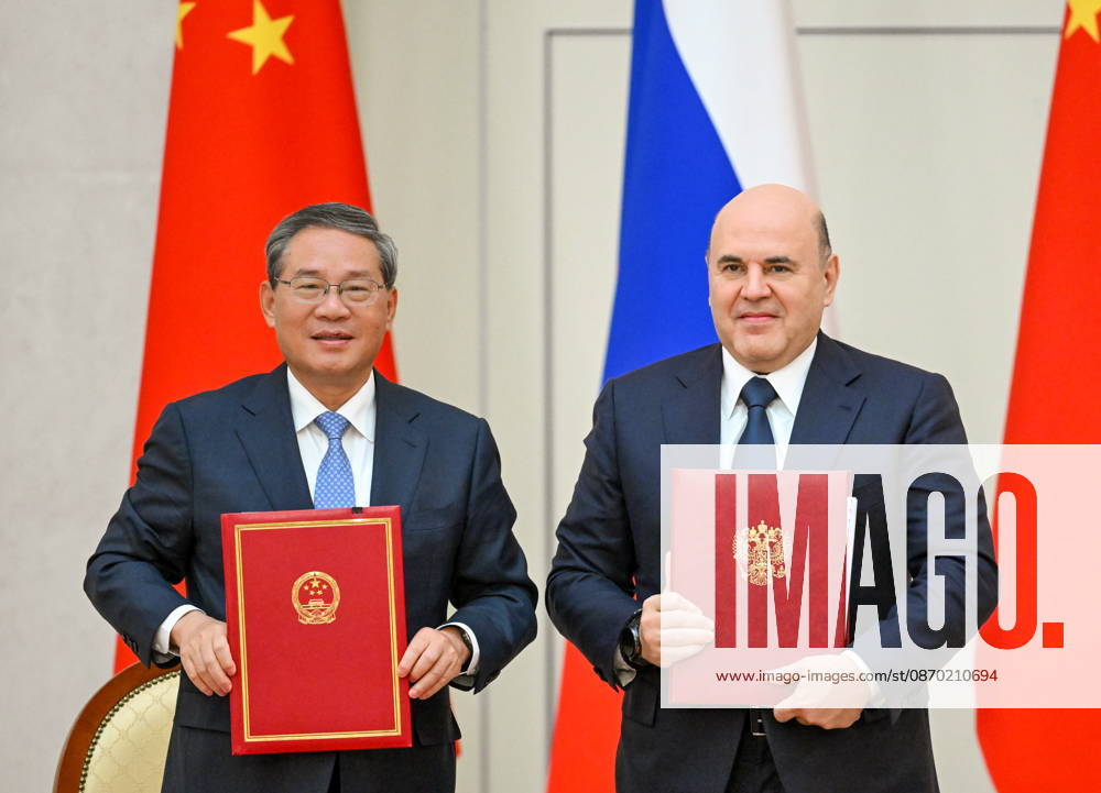 RUSSIA, ST PETERSBURG - OCTOBER 21, 2026: Li Qiang (L), Premier of China, and Mikhail Mishustin, Russia s Prime Minister, sign joint documets after talks at the Boris Yeltsin Presidential Library St Petersburg Russia - ZUMAt113 20261021_zaa_t113_151