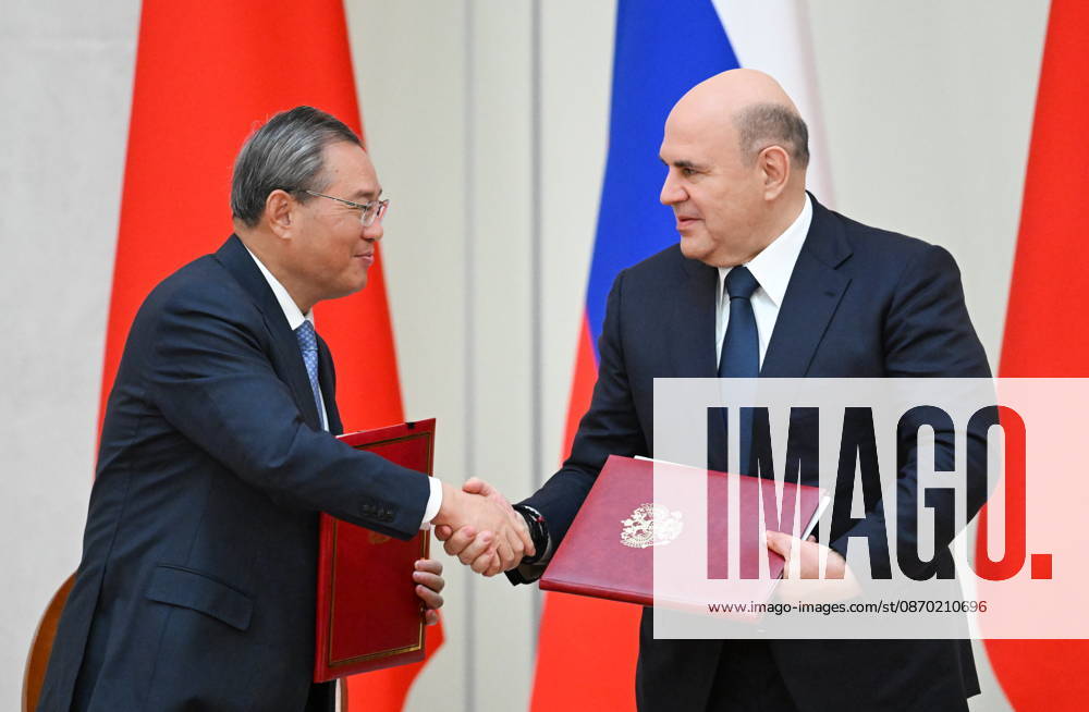 RUSSIA, ST PETERSBURG - OCTOBER 21, 2026: Li Qiang (L), Premier of China, and Mikhail Mishustin, Russia s Prime Minister, sign joint documets after talks at the Boris Yeltsin Presidential Library St Petersburg Russia - ZUMAt113 20261021_zaa_t113_152