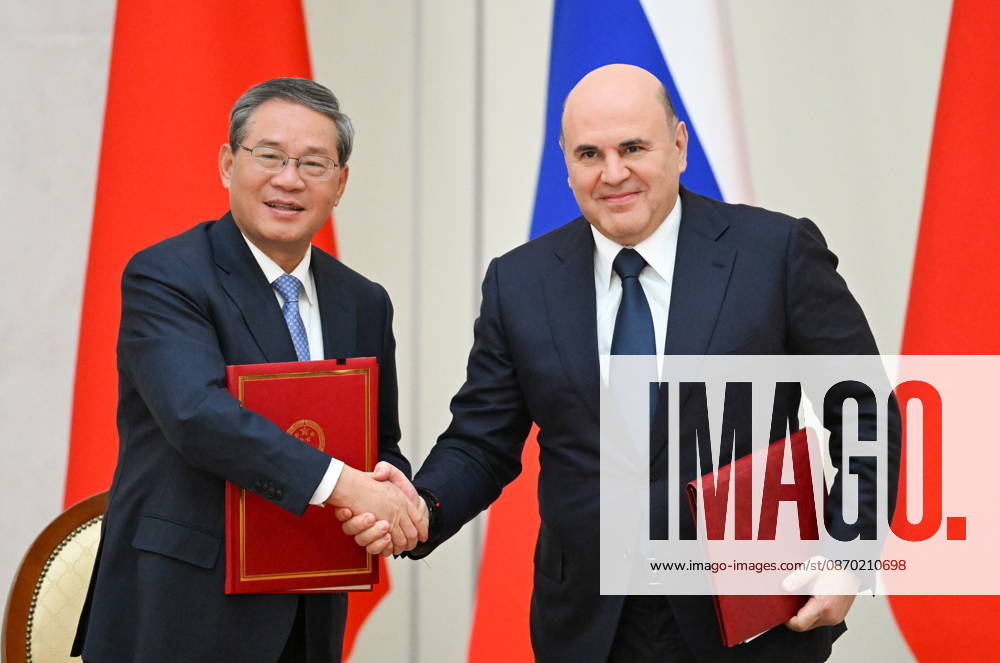 RUSSIA, ST PETERSBURG - OCTOBER 21, 2026: Li Qiang (L), Premier of China, and Mikhail Mishustin, Russia s Prime Minister, sign joint documets after talks at the Boris Yeltsin Presidential Library St Petersburg Russia - ZUMAt113 20261021_zaa_t113_153