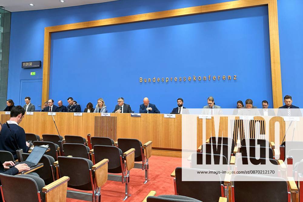 Federal Press Conference Government Press Conference L R, including Kira Nübel (BMG), Tim Niklas Wentzel (BMWE), David Rüll (BMF), Mitko Müller (BMVg), Kathrin Deschauer (AA), Stefan Kornelius (BPA), Mathis Feldhoff (BPK), Leonard Kaminski (BMI), Philipp Engelke (BMJV), Simone Prühl (BMAS), Stephan Gabriel Haufe (BMUKN)