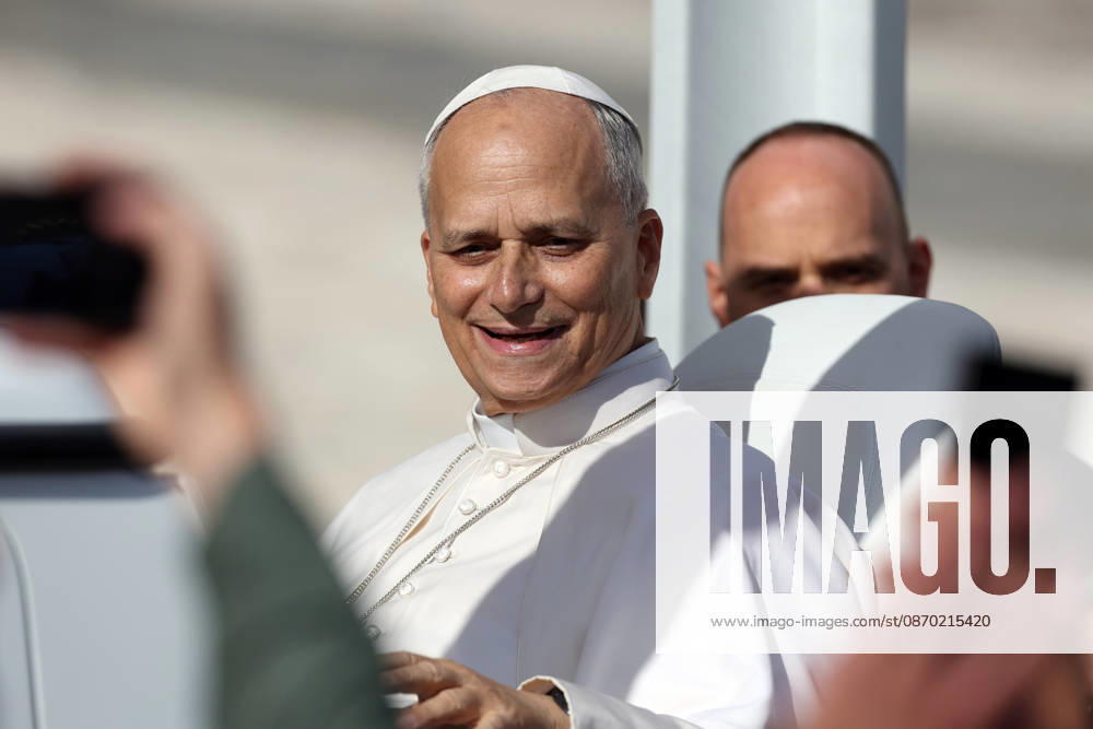 IPA89982079 - Vatican City - Italy, October 21, 2026: At the end of Mass, the pontiff leaves the square in the popemobile and greets the faithful. Pope Leo XIV presides over the Wednesday General Audience in St. Peters Square following his recovery from lung surgery. This morning, thousands of faithful and pilgrims from around the world gathered in St. Peters Square to attend the Wednesday General Audience with Pope Leo XIV. It was a moment of prayer, listening, and communion that filled the square with hope, reflection, and joy.