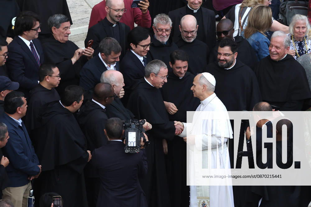 IPA89981934 - Vatican City - Italy, October 21, 2026: At the end of the audience, the pontiff greets and takes photos with various groups. Pope Leo XIV presides over the Wednesday General Audience in St. Peters Square following his recovery from lung surgery. This morning, thousands of faithful and pilgrims from around the world gathered in St. Peters Square to attend the Wednesday General Audience with Pope Leo XIV. It was a moment of prayer, listening, and fellowship that filled the square with hope, reflection, and joy.