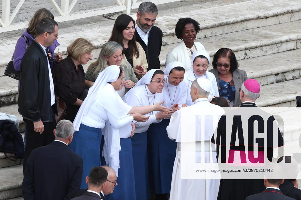 IPA89981954 - Vatican City - Italy, October 21, 2026: At the end of the audience, the pontiff greets and takes photos with some nuns. Pope Leo XIV presides over the Wednesday General Audience in St. Peters Square following his recovery from lung surgery. This morning, thousands of faithful and pilgrims from around the world gathered in St. Peters Square to attend the Wednesday General Audience with Pope Leo XIV. It was a moment of prayer, listening, and fellowship that filled the square with hope, reflection, and joy.
