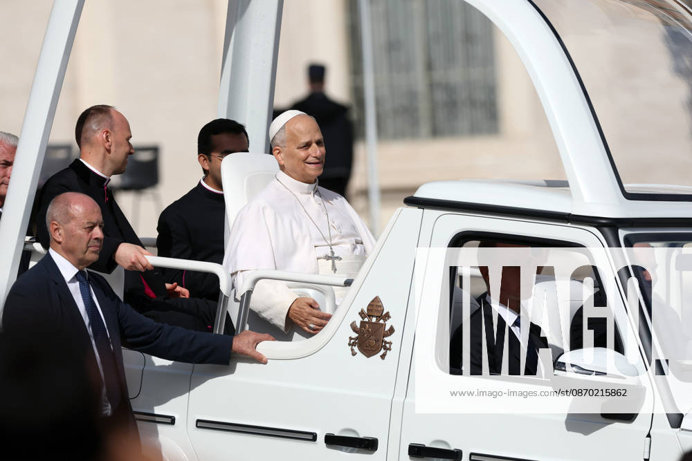 IPA89982063 - Vatican City - Italy, October 21, 2026: At the end of Mass, the pontiff leaves the square in the popemobile and greets the faithful. Pope Leo XIV presides over the Wednesday General Audience in St. Peters Square following his recovery from lung surgery. This morning, thousands of faithful and pilgrims from around the world gathered in St. Peters Square to attend the Wednesday General Audience with Pope Leo XIV. It was a moment of prayer, listening, and communion that filled the square with hope, reflection, and joy.