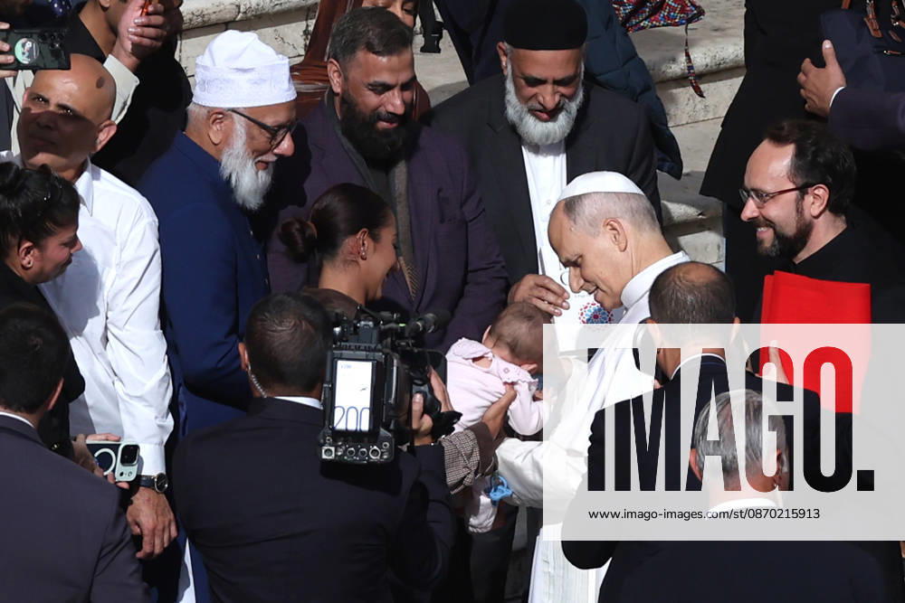 IPA89981726 - Vatican City - Italy, October 21, 2026: The Pope poses for a photo with a Muslim family who presents him with a copy of the Quran (The Majestic Kuran) Pope Leo XIV presides over the Wednesday General Audience in St. Peters Square following his recovery from lung surgery. This morning, thousands of faithful and pilgrims from around the world gathered in St. Peters Square to attend the Wednesday General Audience with Pope Leo XIV. It was a moment of prayer, listening, and fellowship that filled the square with hope, reflection, and joy.