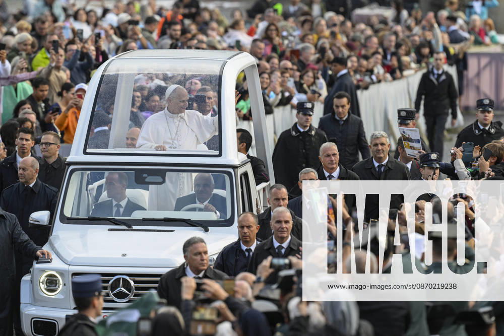 IPA89982948 - Italy, Rome, Vatican, October 21, 2026 Pope Leo XIV presides over the weekly general audience in St. Peter s Square, Vatican City. Photograph by VATICAN MEDIA Catholic Press Photo. RESTRICTED TO EDITORIAL USE—NO MARKETING—NO ADVERTISING CAMPAIGNS.