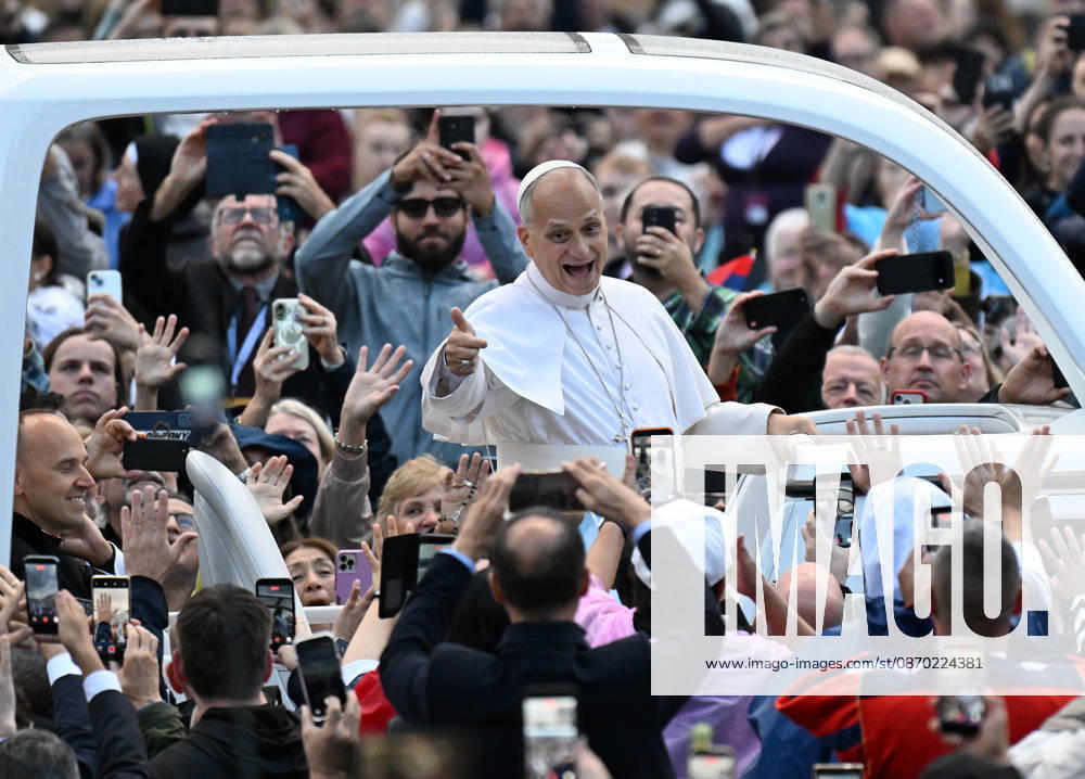 Pope Leo XIV Leads The General Audience - Vatican Pope Leo XIV attends the weekly general audience in Saint Peter’s square, Vatican on October 21, 2026. Photo by Eric Vandeville ABACAPRESS.COM Rome