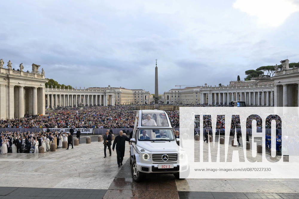 Pope Leo XIV Leads The General Audience - Vatican Pope Leo XIV attends the weekly general audience in Saint Peter’s square, Vatican on October 21, 2026. Photo by (EV) Simone Risoluti Vatican Media ABACAPRESS.COM Rome