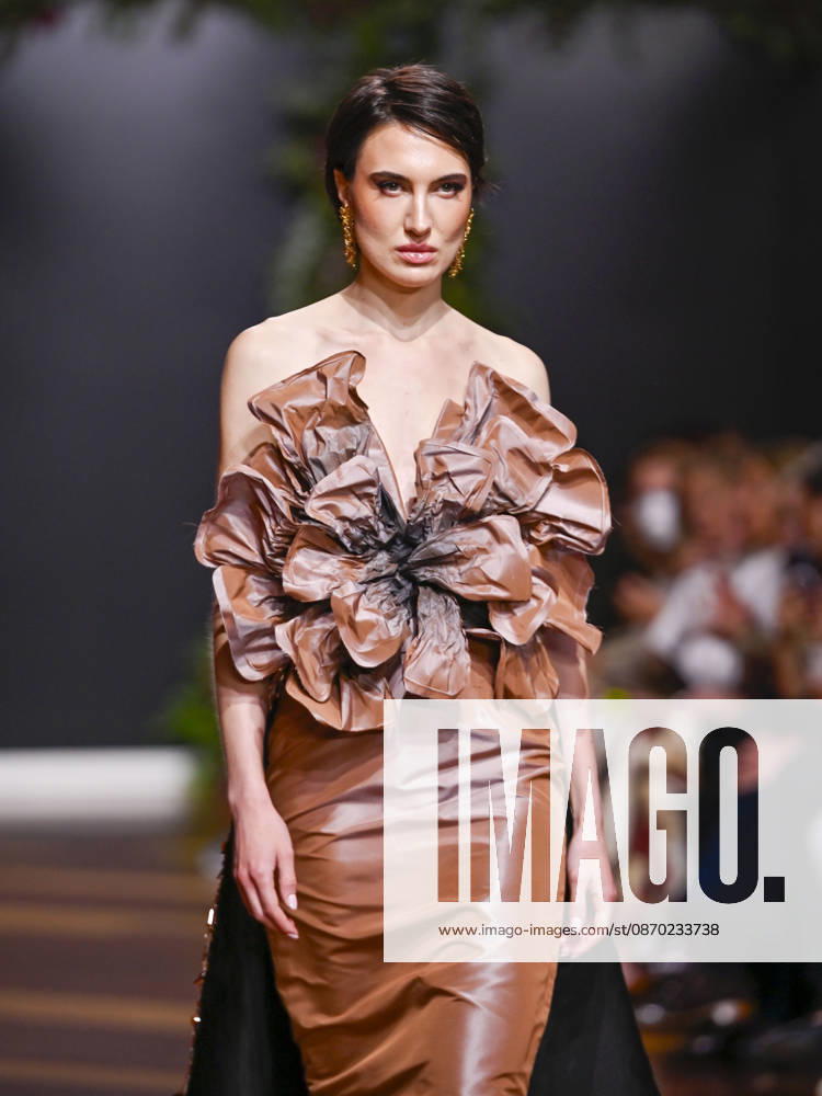A model walks the runway during the ASN s - SENORITO ORTEGA fashion show, as part of Atelier Couture, held at the Fabrica de Tapices, on october 20, 2026, in Madrid, Spain. Madrid Spain - ZUMAc312 20261021_zsp_c312_037