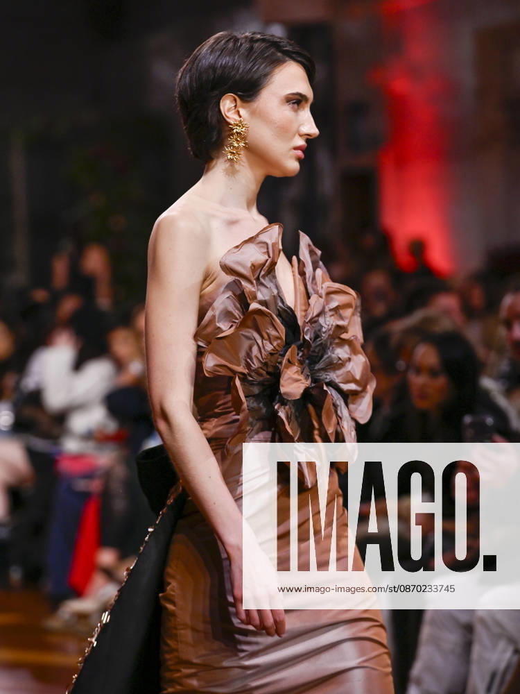 A model walks the runway during the ASN s - SENORITO ORTEGA fashion show, as part of Atelier Couture, held at the Fabrica de Tapices, on october 20, 2026, in Madrid, Spain. Madrid Spain - ZUMAc312 20261021_zsp_c312_038