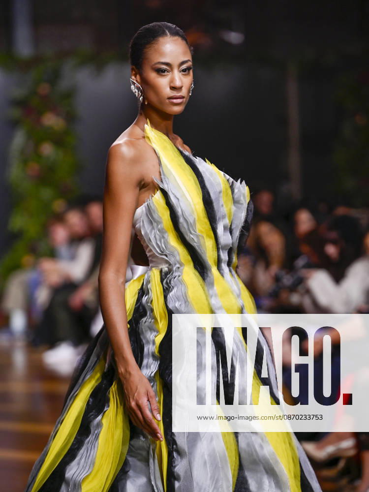 A model walks the runway during the ASNÃ‚Â s - SENORITO ORTEGA fashion show, as part of Atelier Couture, held at the Fabrica de Tapices, on october 20, 2026, in Madrid, Spain. Madrid Spain - ZUMAc312 20261021_zsp_c312_040