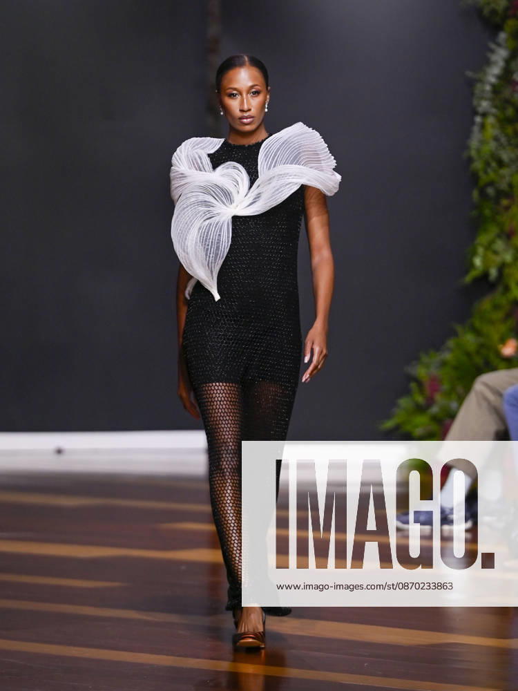 A model walks the runway during the ASNÃ‚Â s - SENORITO ORTEGA fashion show, as part of Atelier Couture, held at the Fabrica de Tapices, on october 20, 2026, in Madrid, Spain. Madrid Spain - ZUMAc312 20261021_zsp_c312_006