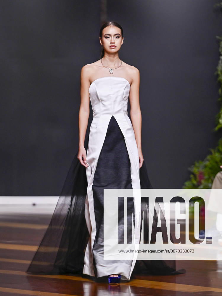 A model walks the runway during the ASNÃ‚Â s - SENORITO ORTEGA fashion show, as part of Atelier Couture, held at the Fabrica de Tapices, on october 20, 2026, in Madrid, Spain. Madrid Spain - ZUMAc312 20261021_zsp_c312_013