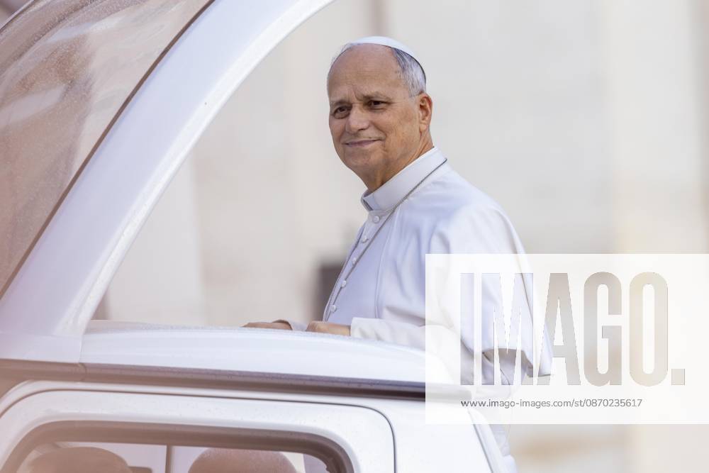 IPA89988240 - Italy, Rome, Vatican City, October 21, 2026: Pope Leo XIV during his weekly general audience in St. Peter s Square at the Vatican. Photo: Copyright Claudio Asquini Catholipressphoto