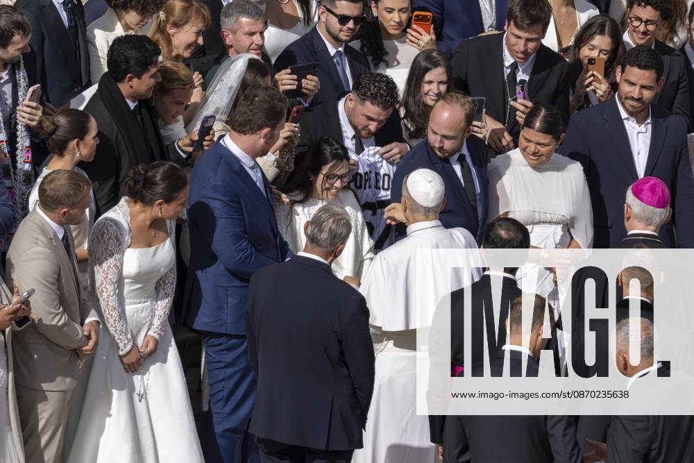 IPA89988259 - Italy, Rome, Vatican City, October 21, 2026: Pope Leo XIV during his weekly general audience in St. Peter s Square at the Vatican. Photo: Copyright Claudio Asquini Catholipressphoto