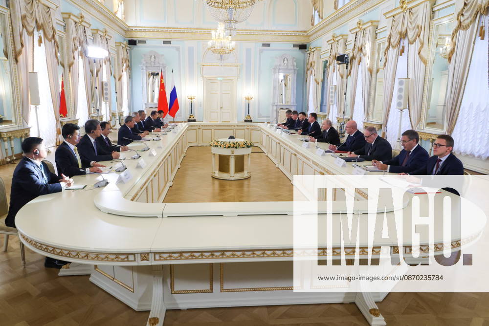 RUSSIA, ST PETERSBURG - OCTOBER 21, 2026: Russian President Vladimir Putin (R, C) and Chineese Premier Li Qiang (L, C) are seen during a meeting St Petersburg Russia - ZUMAt113 20261021_zaa_t113_456