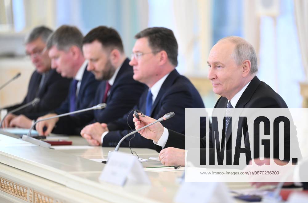 Russia Putin China 9269828 21.10.2026 Russian President Vladimir Putin attends a meeting with Chinese Premier Li Qiang at the Constantine Palace in Strelna, a suburb of St. Petersburg, Russia. Kristina Solovyova Sputnik St. Petersburg Russia