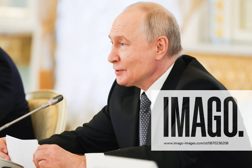 RUSSIA, ST PETERSBURG - OCTOBER 21, 2026: Russian President Vladimir Putin is seen during a meeting with Chineese Premier Li Qiang St Petersburg Russia - ZUMAt113 20261021_zaa_t113_457
