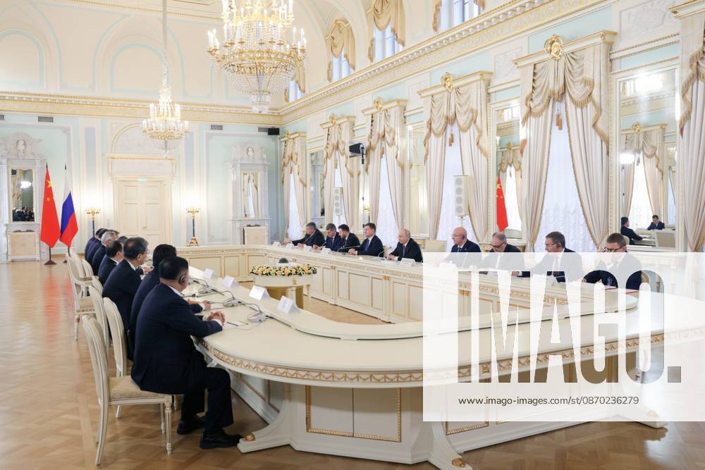 Russia Putin China 9269837 21.10.2026 Russian President Vladimir Putin and Chinese Premier Li Qiang attend a meeting at the Constantine Palace in Strelna, a suburb of St. Petersburg, Russia. Gavriil Grigorov Sputnik St. Petersburg Russia
