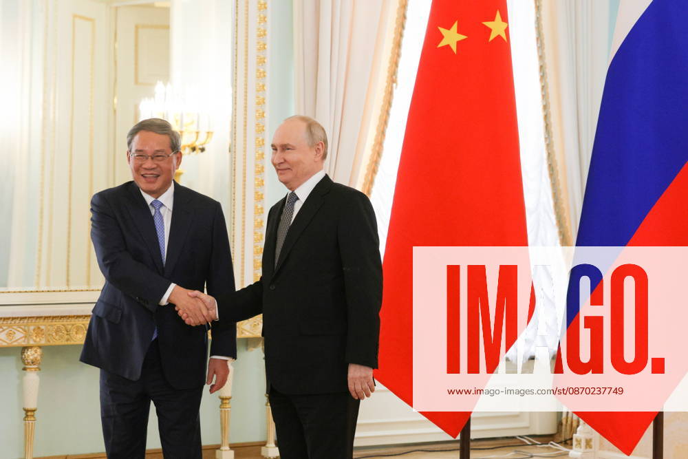 RUSSIA, ST PETERSBURG - OCTOBER 21, 2026: Russian President Vladimir Putin (R) and Chineese Premier Li Qiang shake hands during a meeting. Alexander Demianchuk TASS 99710779