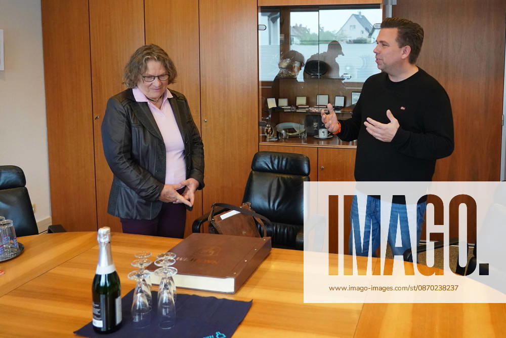 Mayor Marc Friedrich honors Anne Dammel s contributions to the community of Nauheim Nauheim, October 21, 2026 Anne Dammel signs the Golden Book