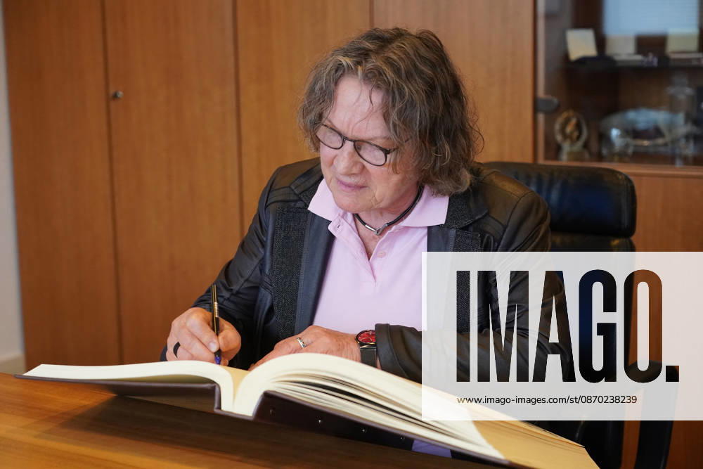 Anne Dammel Signs the Golden Book of the Municipality of Nauheim Nauheim, October 21, 2026 Anne Dammel Signs the Golden Book