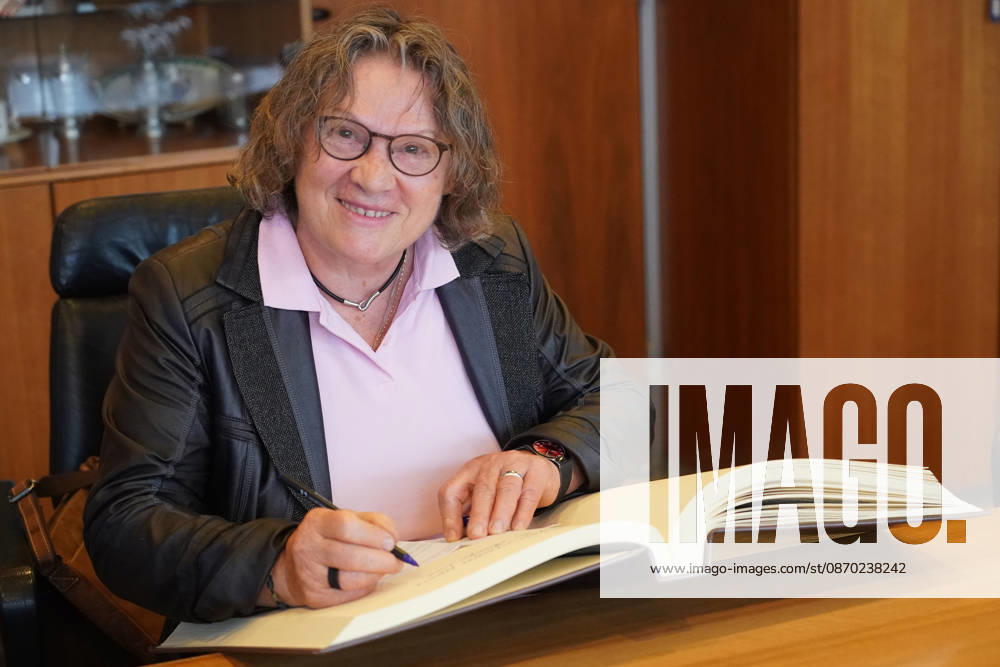 Anne Dammel Signs the Golden Book of the Municipality of Nauheim Nauheim, October 21, 2026 Anne Dammel Signs the Golden Book