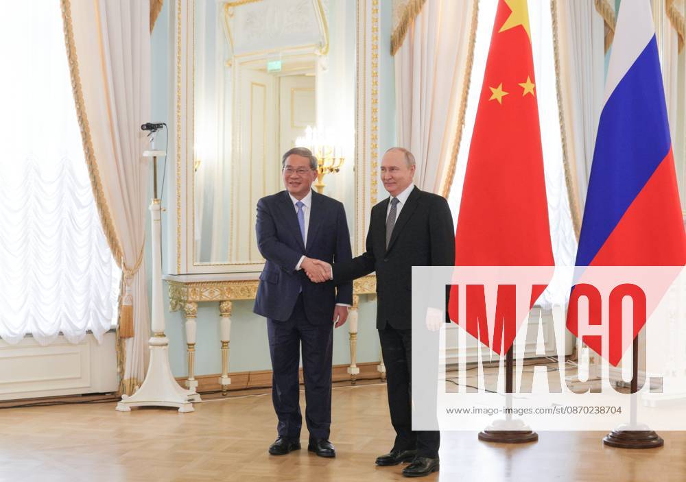 Russia Putin China 9269840 21.10.2026 Russian President Vladimir Putin and Chinese Premier Li Qiang shake hands as they pose for photos before a meeting at the Constantine Palace in Strelna, a suburb of St. Petersburg, Russia. Gavriil Grigorov Sputnik St. Petersburg Russia