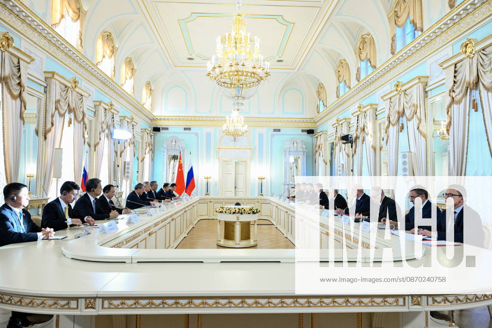 RUSSIA, ST PETERSBURG - OCTOBER 21, 2026: Russian President Vladimir Putin (R, C) and Chinese Premier Li Qiang (L, C) are seen during a meeting at the Constantine Palace. Kristina Solovyova POOL TASS 99710788