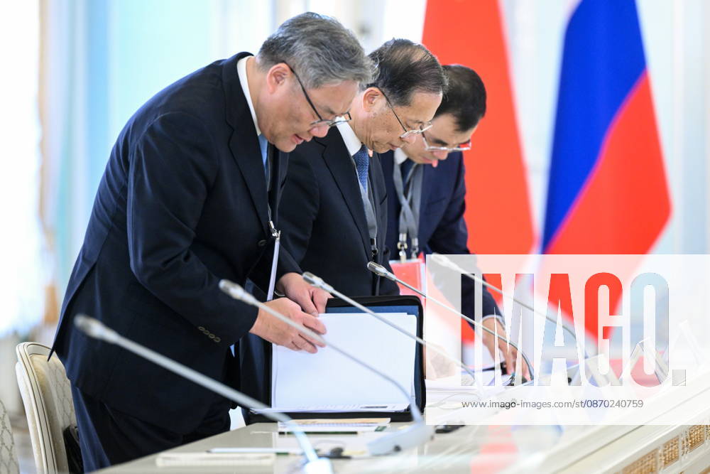 RUSSIA, ST PETERSBURG - OCTOBER 21, 2026: Chinese Premier Li Qiang (L) is seen during a meeting with Russian President Vladimir Putin at the Constantine Palace. Kristina Solovyova POOL TASS 99711158