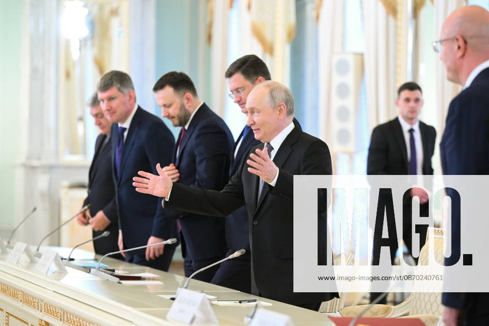 RUSSIA, ST PETERSBURG - OCTOBER 21, 2026: Russian President Vladimir Putin (C) is seen during a meeting with Chinese Premier Li Qiang at the Constantine Palace. Kristina Solovyova POOL TASS 99711582