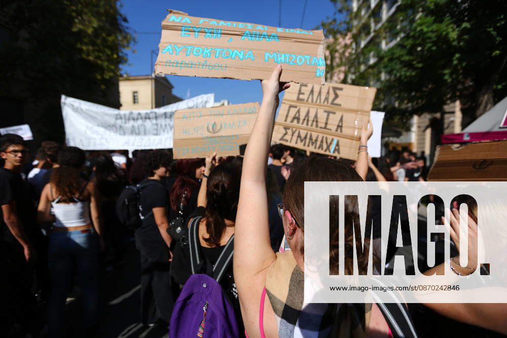 Students, school pupils, teachers and university professors take part in a large education protest. Thousands of demonstrators march through the city center, carrying banners and chanting slogans during the mass mobilization. Athens GREECE - ZUMAx103 20261021_zip_x103_011