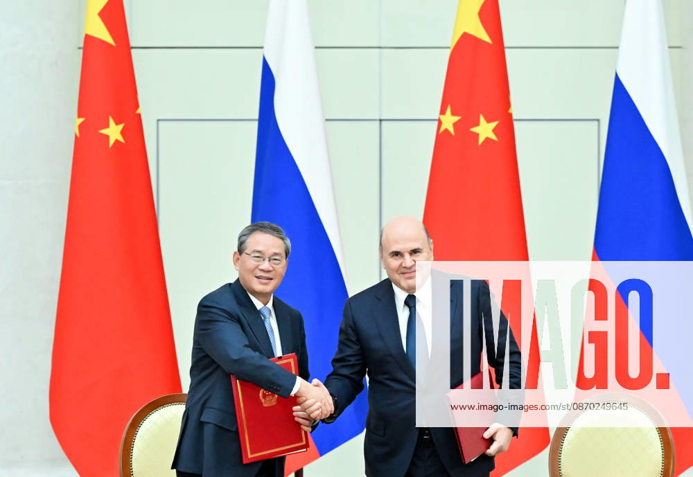 (261021) -- ST. PETERSBURG, Oct. 21, 2026 -- Chinese Premier Li Qiang and Russian Prime Minister Mikhail Mishustin sign a joint communique after the 31st regular meeting between Chinese and Russian heads of government in St. Petersburg, Russia, Oct. 21, 2026. Li Qiang co-chaired the meeting with Mikhail Mishustin on Wednesday. ) RUSSIA-ST. PETERSBURG-CHINA-LI QIANG-31ST REGULAR MEETING BETWEEN CHINESE AND RUSSIAN HEADS OF GOVERNMENT GaoxJie