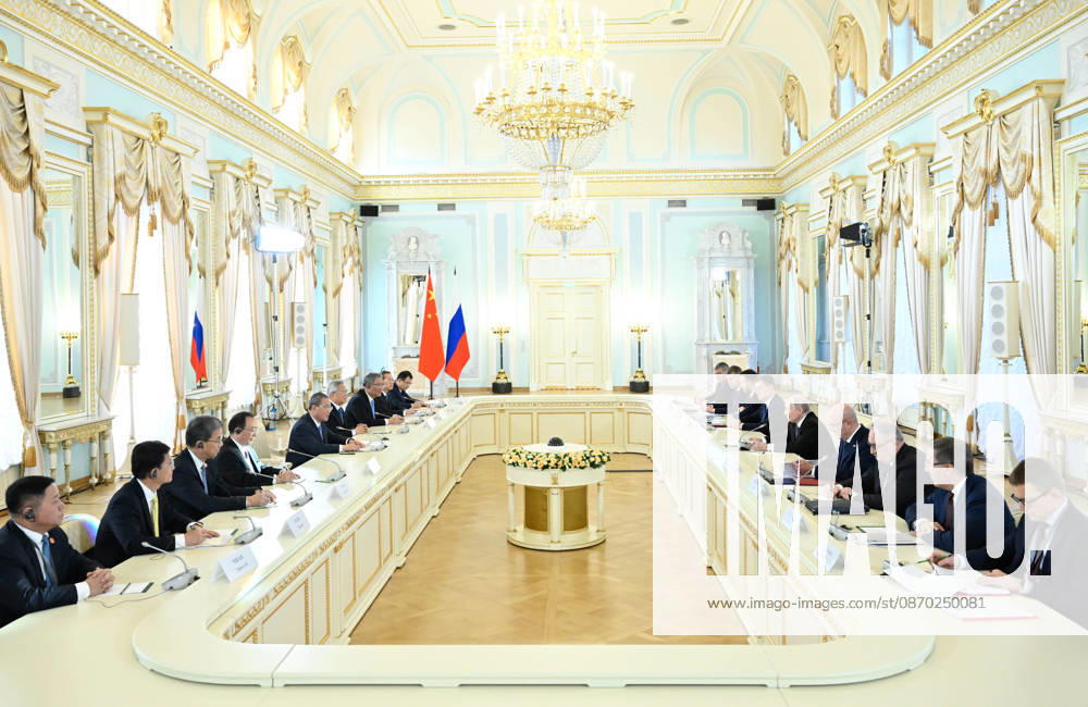 (261021) -- ST. PETERSBURG, Oct. 21, 2026 -- Chinese Premier Li Qiang meets with Russian President Vladimir Putin in St. Petersburg, Russia, Oct. 21, 2026. ) RUSSIA-ST. PETERSBURG-PUTIN-CHINA-LI QIANG-MEETING ShenxHong