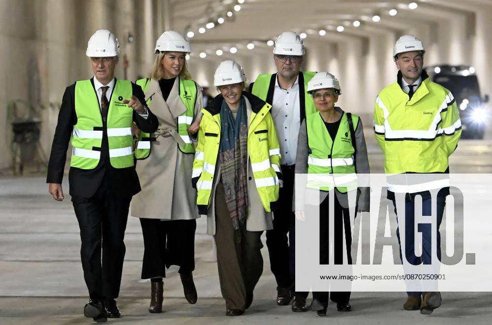 The King Crosses The Oosterweel Tunnel ANTWERPEN, BELGIUM - OCTOBER 21 : King Philippe crosses the Oosterweel tunnel during his visit of the construction site of the Oosterweel Link in Antwerp. This major infrastructure project, led by the project owner Lantis, will complete the Antwerp Ring Road (R1) through a complex system of new tunnels. The link aims to structurally resolve the traffic congestion around Antwerp by diverting heavy port and through traffic via an additional Scheldt tunnel. Antwerpen, Belgium, 21 10 2026 Antwerpen Belgium