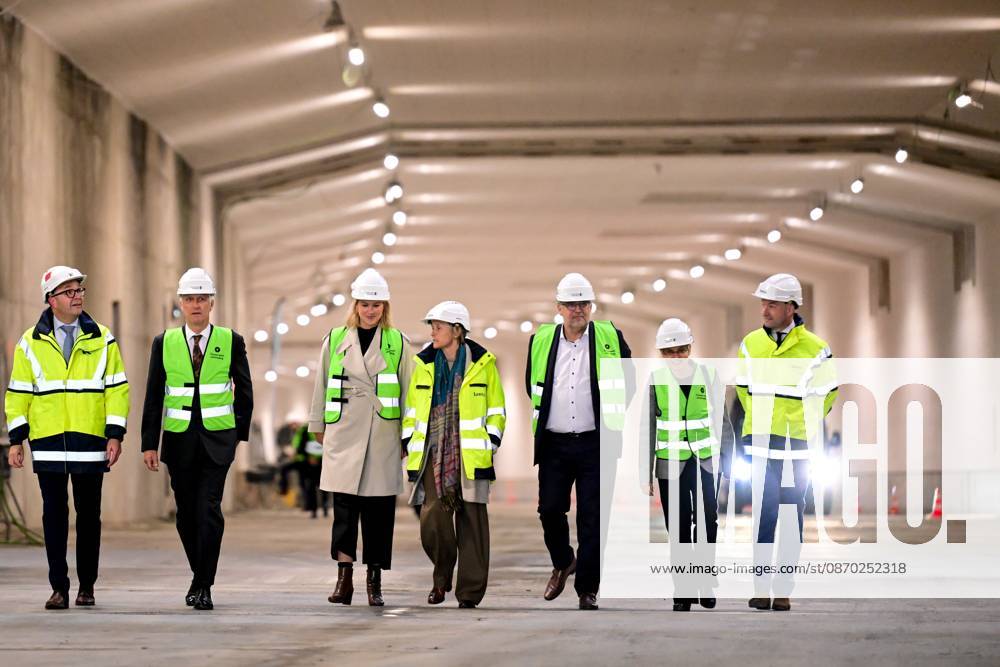 King Philippe - Filip of Belgium; acting Antwerp mayor Els Van Doesburg; Flemish Minister Annick De Ridder; Antwerp province governor Cathy Berx and Antwerp alderman Koen Kennis pictured during a royal visit to the Oosterweel construction site on Wednesday 21 October 2026 in Antwerp. The Oosterweelverbinding is a major infrastructure and urban renewal project designed to close the northern section of the Antwerp Ring Road (R1). DIRKxWAEM 190516437