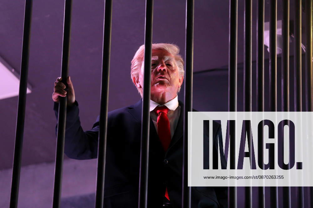 Actor impersonating Trump placed behind symbolic bars in Tehran TEHRAN, IRAN - OCTOBER 21: (RESTRICTIONS: No Access Israel Media Persian Language TV Stations Outside Iran Strictly No Access BBC Persian VOA Persian Manoto TV Iran International TV) An actor impersonating U.S. President Donald Trump stands behind symbolic prison bars set up inside an interactive billboard frame at Tajrish Square in Tehran, Iran. The installation drew significant attention from passersby and caused notable traffic congestion in the area as onlookers gathered to take photos. Fatemeh Bahrami Anadolu Tehran Iran. Editorial use only. Please get in touch for any other usage.