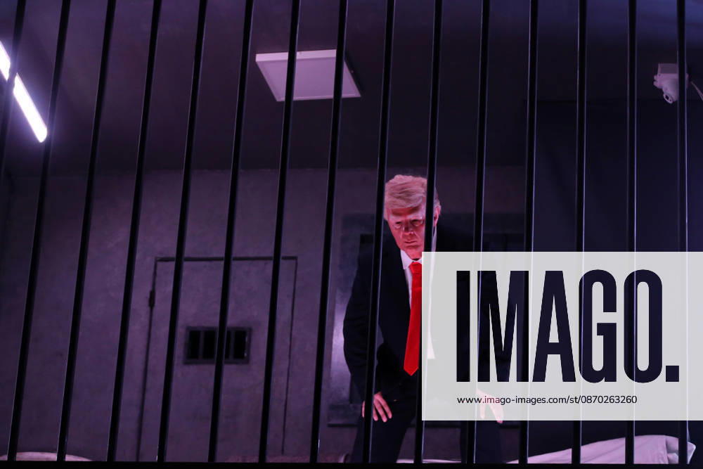 Actor impersonating Trump placed behind symbolic bars in Tehran TEHRAN, IRAN - OCTOBER 21: (RESTRICTIONS: No Access Israel Media Persian Language TV Stations Outside Iran Strictly No Access BBC Persian VOA Persian Manoto TV Iran International TV) An actor impersonating U.S. President Donald Trump stands behind symbolic prison bars set up inside an interactive billboard frame at Tajrish Square in Tehran, Iran. The installation drew significant attention from passersby and caused notable traffic congestion in the area as onlookers gathered to take photos. Fatemeh Bahrami Anadolu Tehran Iran. Editorial use only. Please get in touch for any other usage.