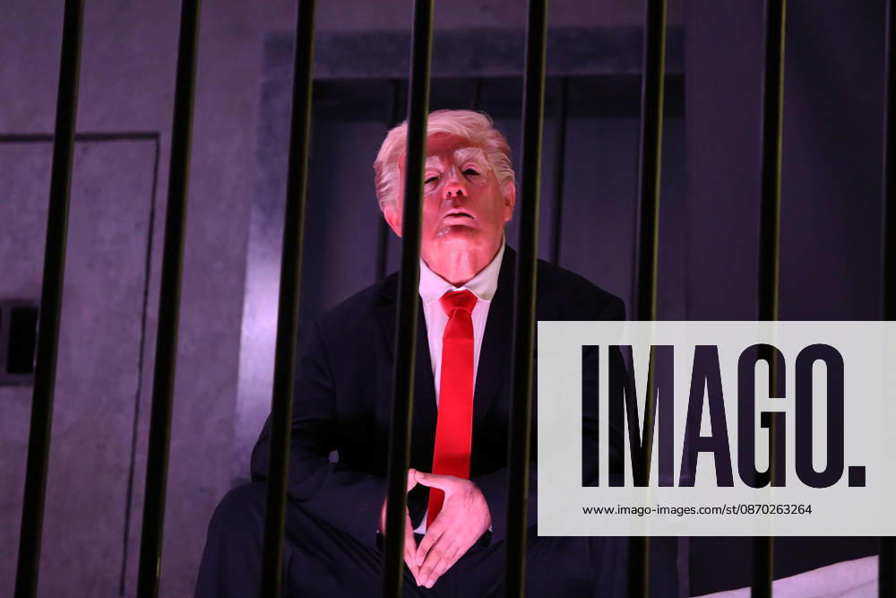 Actor impersonating Trump placed behind symbolic bars in Tehran TEHRAN, IRAN - OCTOBER 21: (RESTRICTIONS: No Access Israel Media Persian Language TV Stations Outside Iran Strictly No Access BBC Persian VOA Persian Manoto TV Iran International TV) An actor impersonating U.S. President Donald Trump stands behind symbolic prison bars set up inside an interactive billboard frame at Tajrish Square in Tehran, Iran. The installation drew significant attention from passersby and caused notable traffic congestion in the area as onlookers gathered to take photos. Fatemeh Bahrami Anadolu Tehran Iran. Editorial use only. Please get in touch for any other usage.