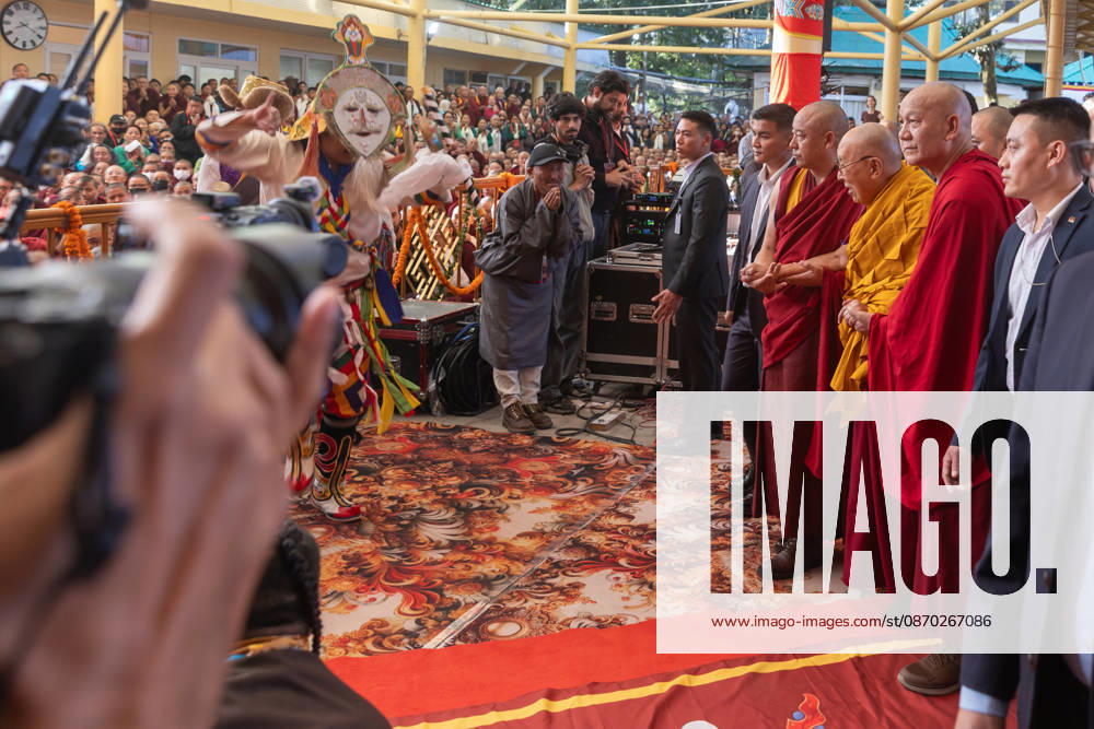 Tibetan Spiritual leader the Dalai Lama gesture the tibetan in exile during a Long Life Prayer offered to him by TIPA, Norbulingka Institute and Nepal Tibetan Lhamo Association at Tsuglakhang Temple, Mcleodganj, Dharamshala on Wednesday. Dharamshala India - ZUMAb235 20261021_zip_b235_011