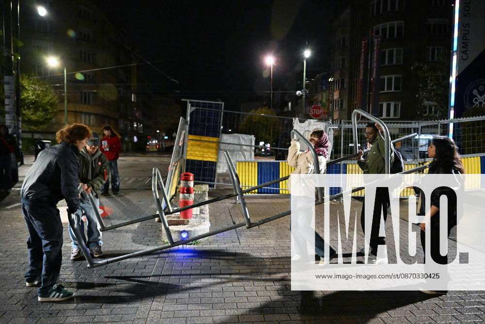 Students blocked the ULB campus in Brussels BRUSSELS, BELGIUM - OCTOBER 22: Students at the Universite Libre de Bruxelles (ULB) Solbosch Campus erect barricades and hang protest banners blocking campus entrances in Brussels, Belgium on Wednesday, October 22, 2026. Demonstrators assembled to protest planned tuition fee increases and budget cuts targeting higher education funding across the Wallonia-Brussels Federation. Dursun Aydemir Anadolu Brussels Belgium. Editorial use only. Please get in touch for any other usage.