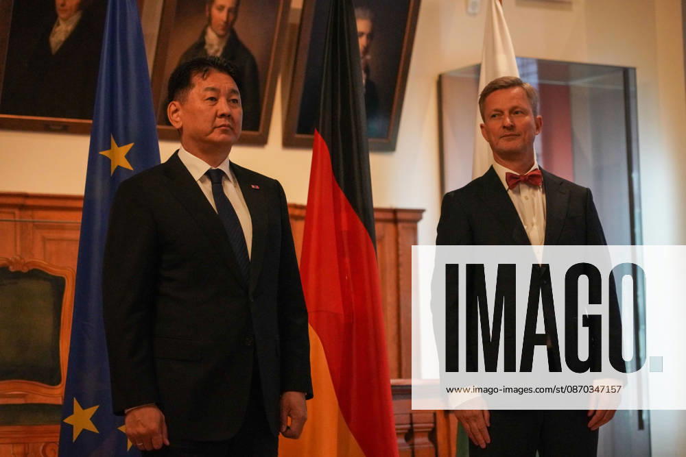 Leipzig - Mongolischer Staatspräsident in Sachsen Staatsbesuch mit Empfang am Alten Rathaus und Besuch der Universität Der mongolische Staatspräsident Ukhnaa Khurelsukh besucht am Donnerstag im Rahmen seines Staatsbesuchs in Deutschland die sächsische Stadt Leipzig. Gegen 10 Uhr wurde das Staatsoberhaupt am Alten Rathaus vom Chef der Sächsischen Staatskanzlei, Dr. Andreas Handschuh, sowie Leipzigs Erstem Bürgermeister Torsten Bonew empfangen. Für die Ankunft war bei entsprechender Witterung eine Kradeskorte vorgesehen. Im Anschluss stehen Eintragungen in das Gästebuch des Freistaates Sachsen und das Goldene Buch der Stadt Leipzig sowie der Austausch von Kooperationsverträgen zwischen sächsischen und mongolischen Hochschulen au