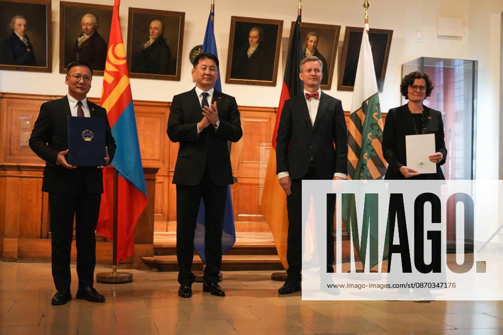 Leipzig - Mongolischer Staatspräsident in Sachsen Staatsbesuch mit Empfang am Alten Rathaus und Besuch der Universität Der mongolische Staatspräsident Ukhnaa Khurelsukh besucht am Donnerstag im Rahmen seines Staatsbesuchs in Deutschland die sächsische Stadt Leipzig. Gegen 10 Uhr wurde das Staatsoberhaupt am Alten Rathaus vom Chef der Sächsischen Staatskanzlei, Dr. Andreas Handschuh, sowie Leipzigs Erstem Bürgermeister Torsten Bonew empfangen. Für die Ankunft war bei entsprechender Witterung eine Kradeskorte vorgesehen. Im Anschluss stehen Eintragungen in das Gästebuch des Freistaates Sachsen und das Goldene Buch der Stadt Leipzig sowie der Austausch von Kooperationsverträgen zwischen sächsischen und mongolischen Hochschulen au